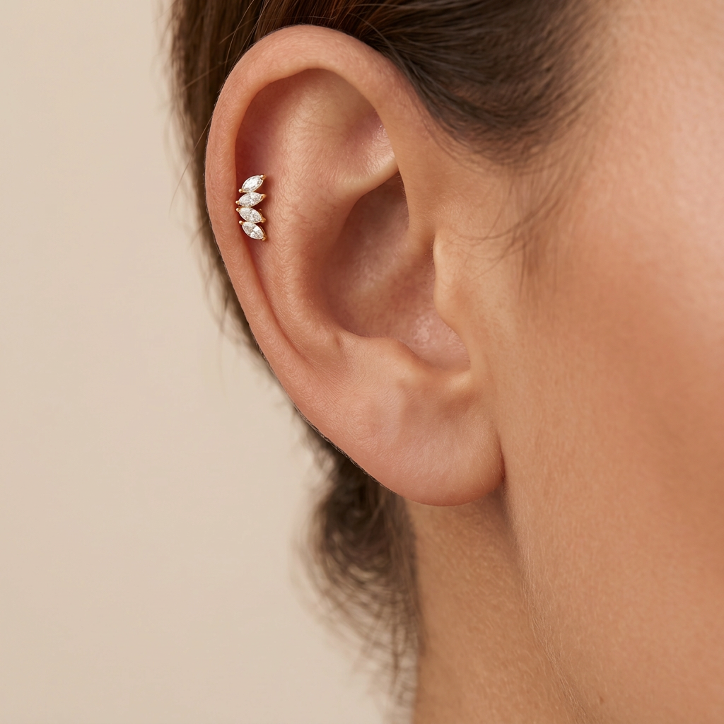 Piercing Hélix Plume – Quatre strass dorés