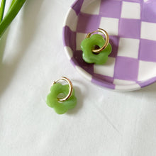 Charger l&#39;image dans la galerie, Boucles Flora vert pomme
