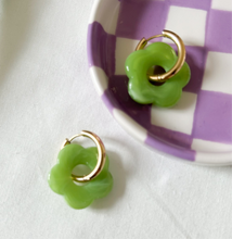 Charger l&#39;image dans la galerie, Boucles Flora vert pomme
