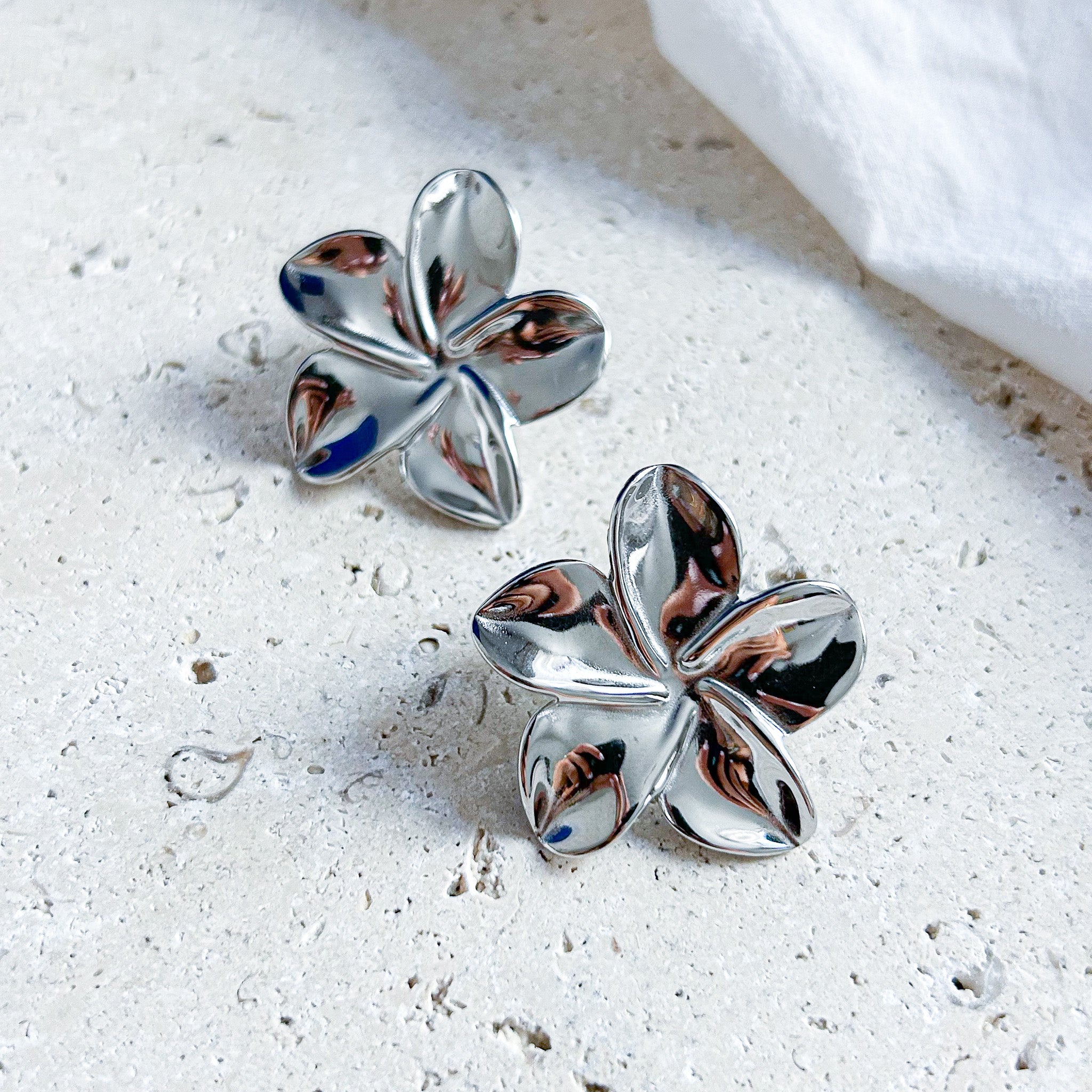 Boucles Clip fleurs argentées