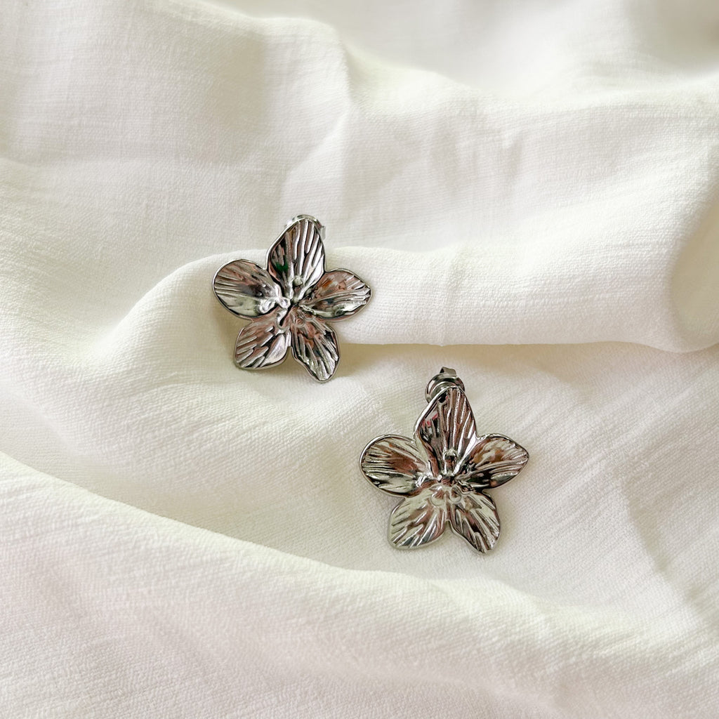 Boucles petites fleurs argentées