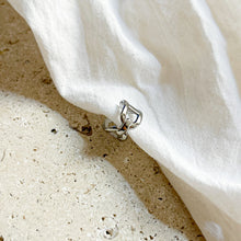 Charger l&#39;image dans la galerie, Ear cuff Amedo argenté
