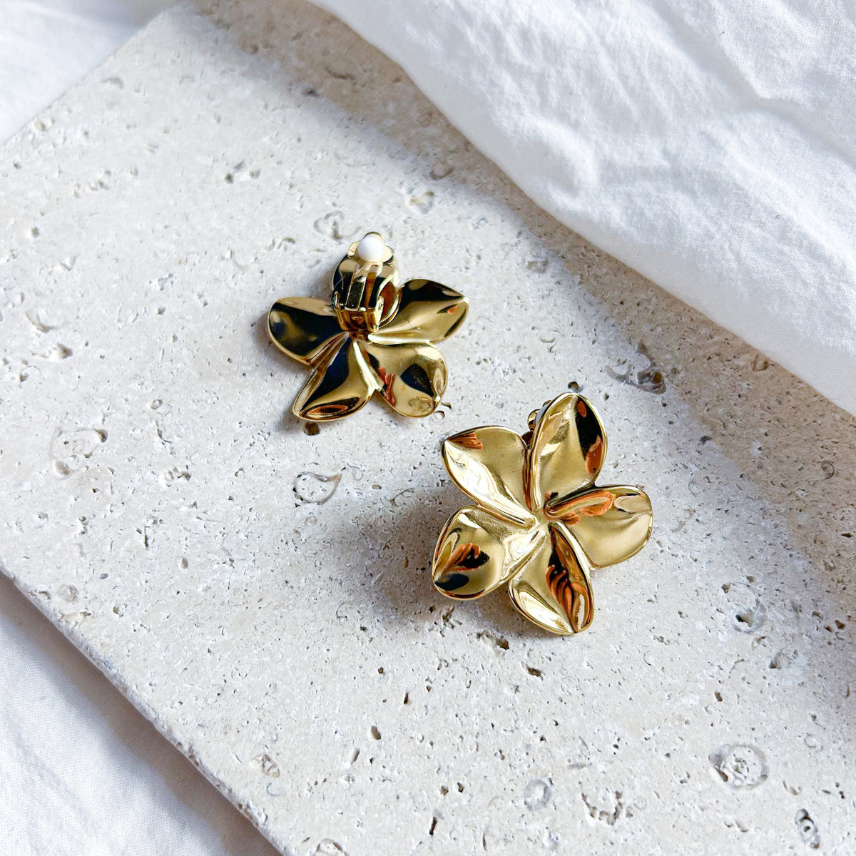 Boucles d'oreilles clip fleurs en acier inoxydable doré – Lany-bijoux