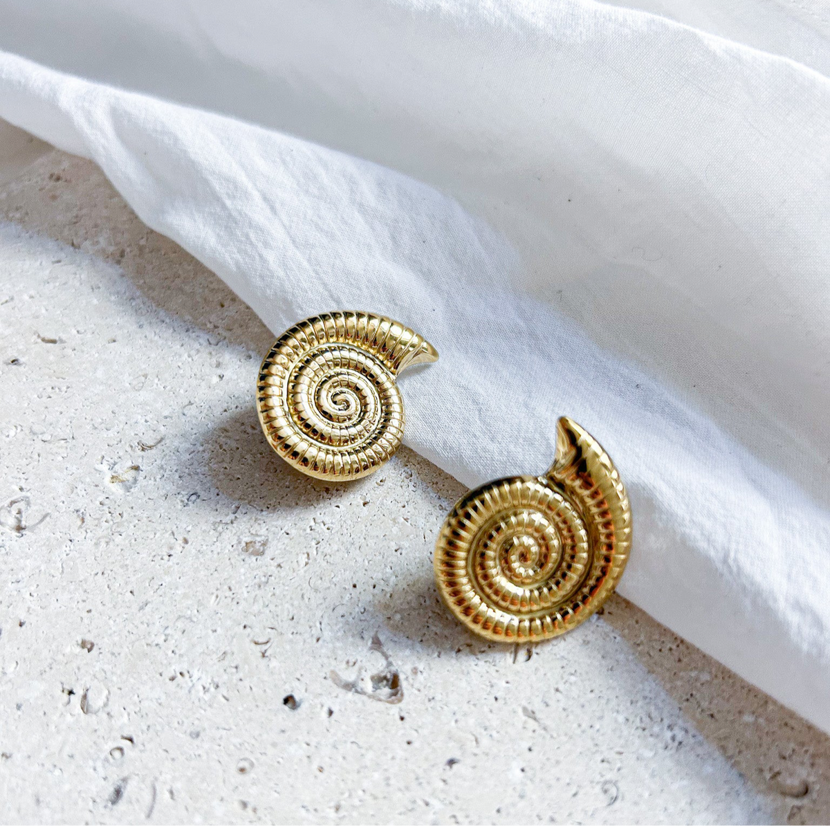 Boucles d'oreilles clip Tayra coquillage en acier inoxydable doré – Lany-bijoux