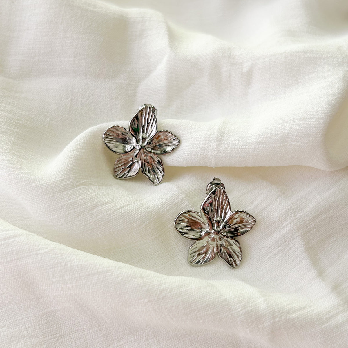 Boucles d'oreilles petites fleurs en acier inoxydable argenté – Lany-bijoux