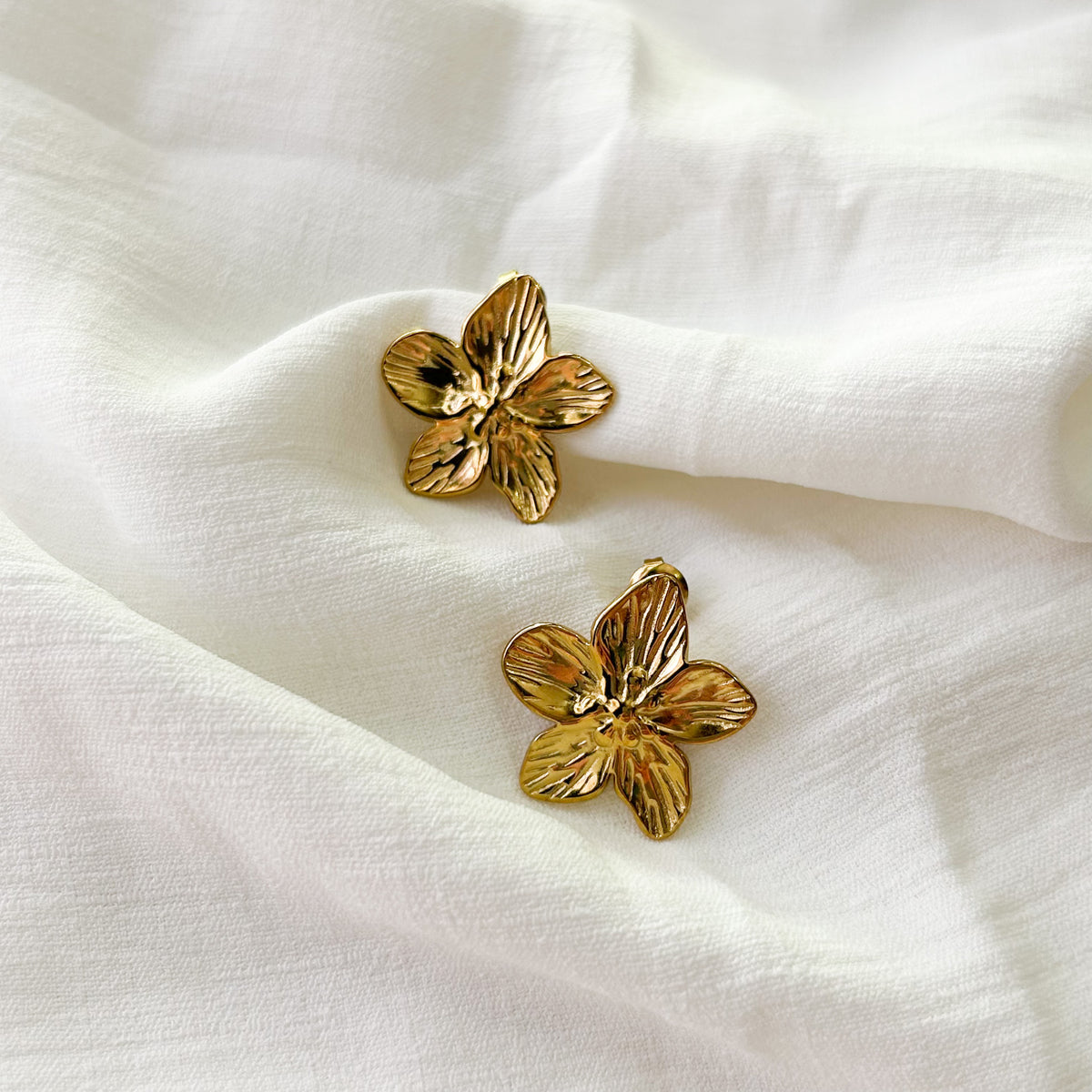 Boucles d'oreilles petites fleurs en acier inoxydable doré – Lany-bijoux