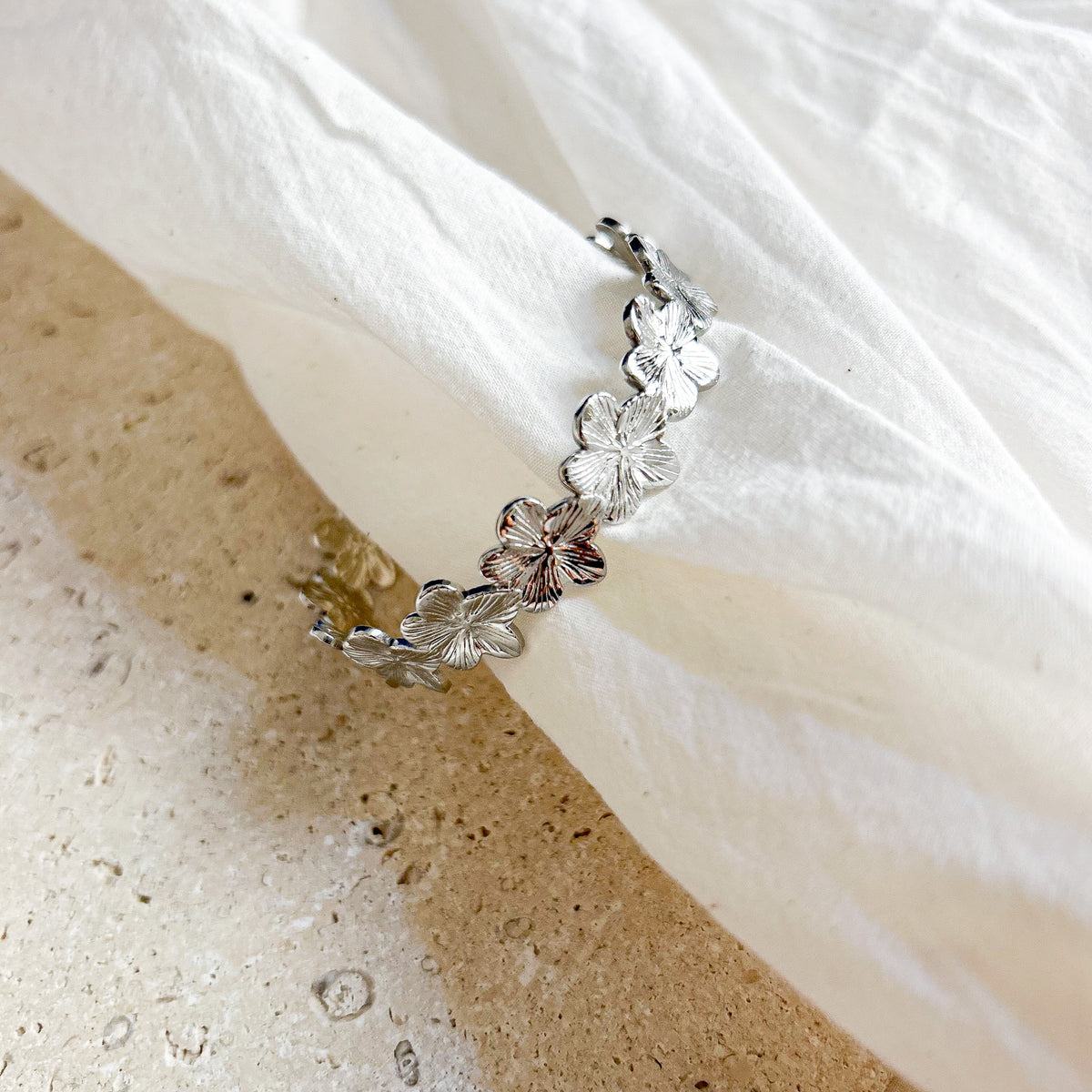 Bracelet demi-jonc fleurs en acier inoxydable argenté – Lany-bijoux