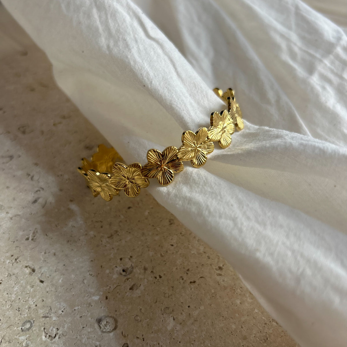 Bracelet demi-jonc fleurs en acier inoxydable doré – Lany-bijoux