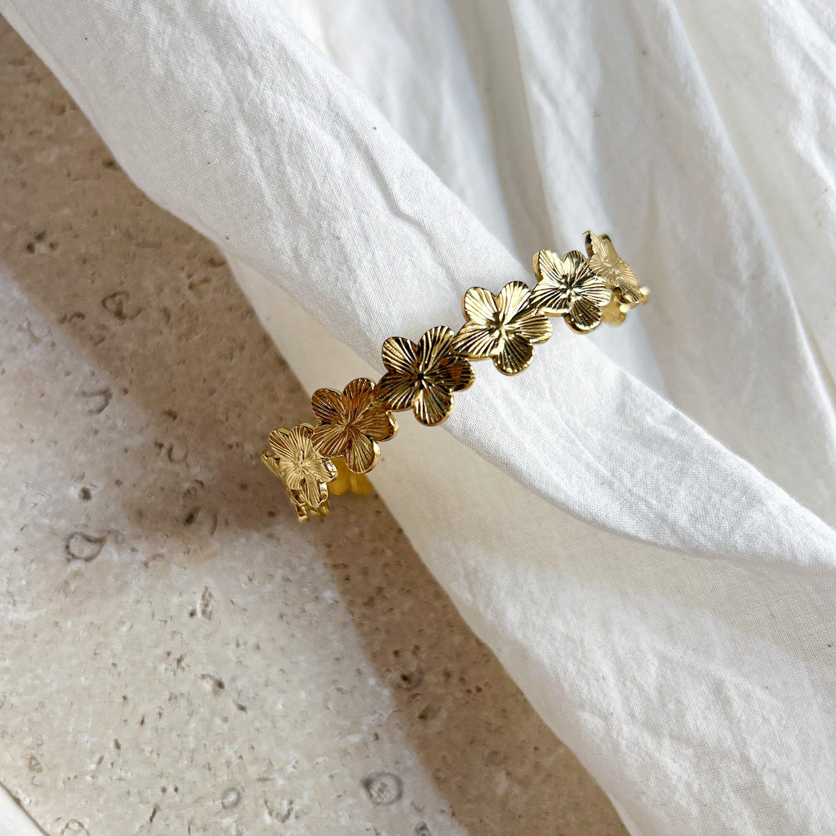 Bracelet demi-jonc fleurs en acier inoxydable doré – Lany-bijoux