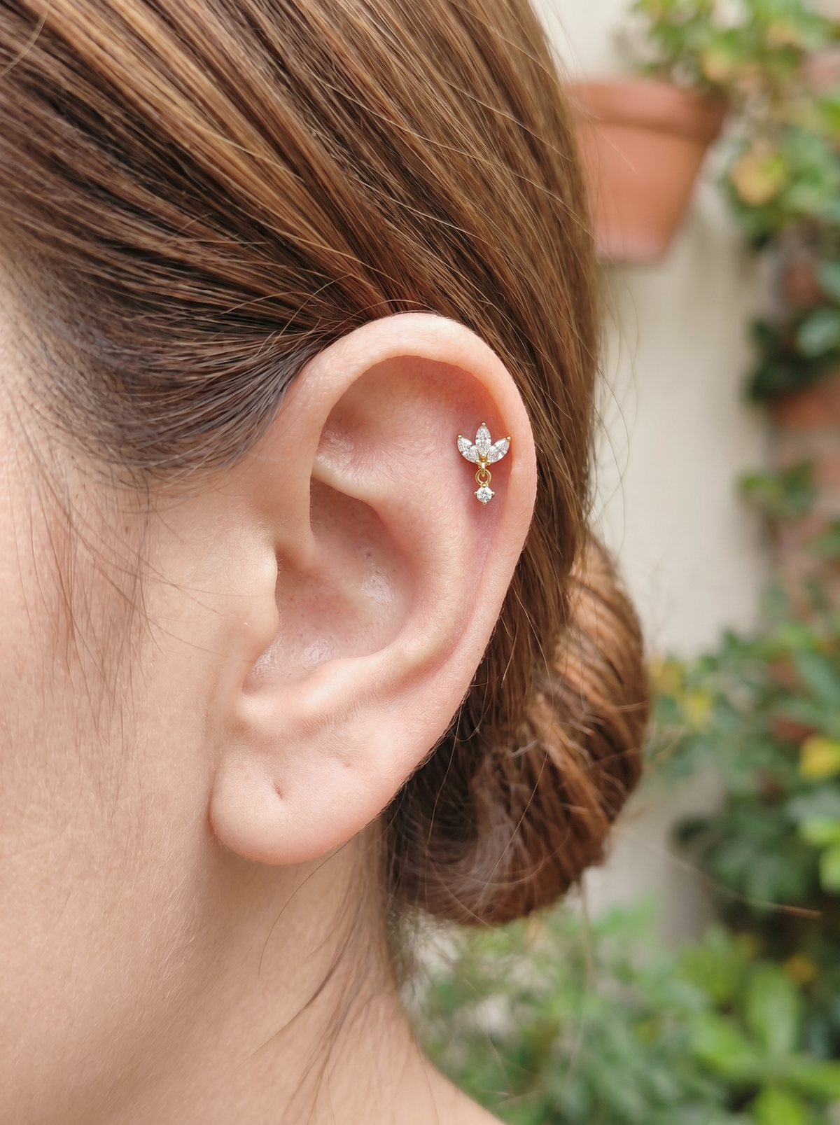 Piercing Éventail – Hélix doré pierres blanches