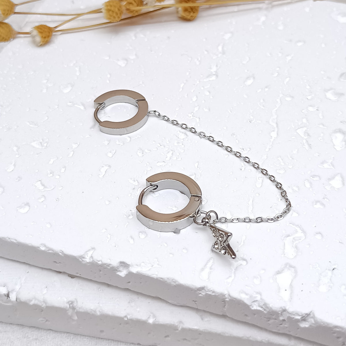 Mono boucle d'oreille Enoha en acier inoxydable argenté – Lany-bijoux