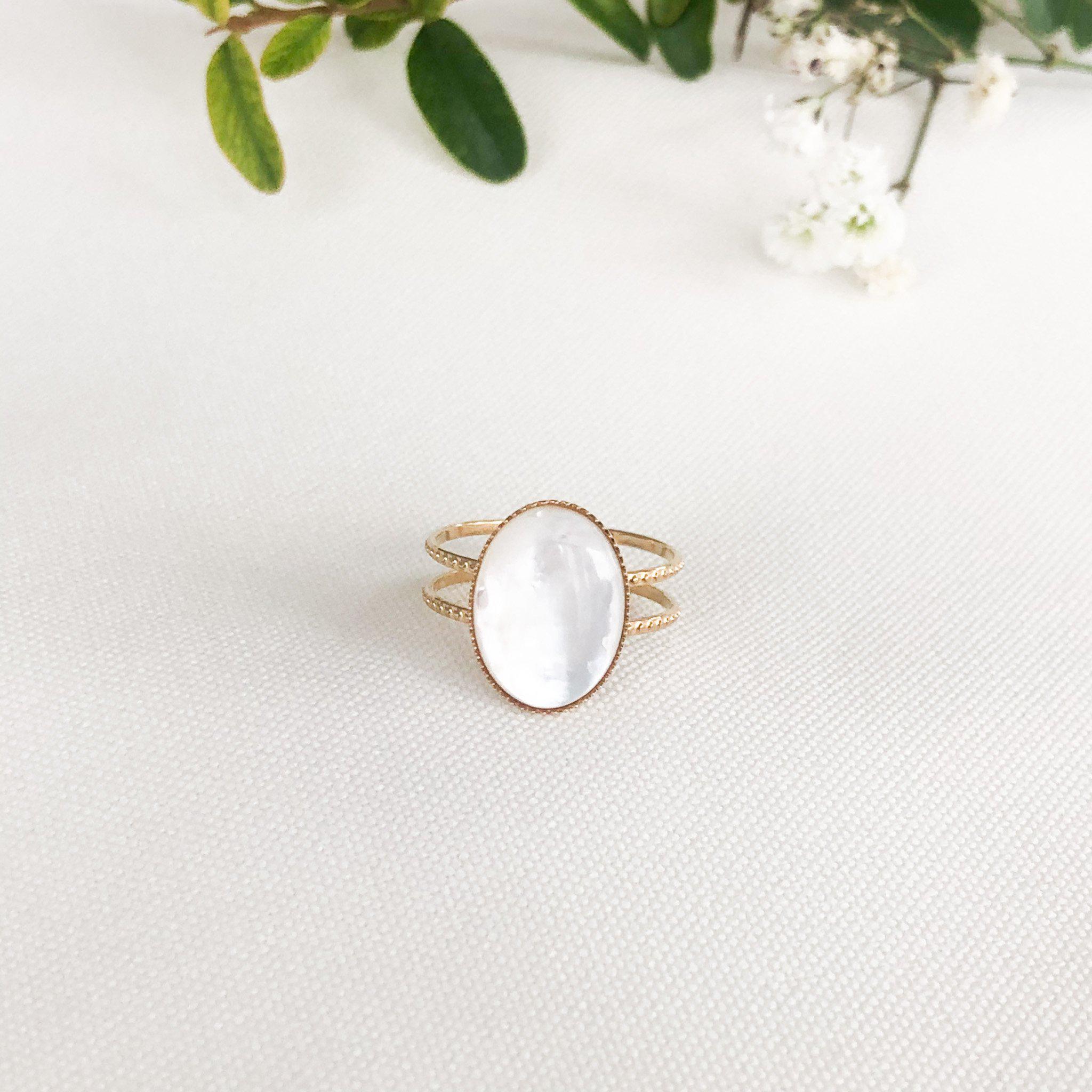 Bague pierre ovale blanche nacrée en acier inoxydable doré - modèle Elise-Lany-bijoux