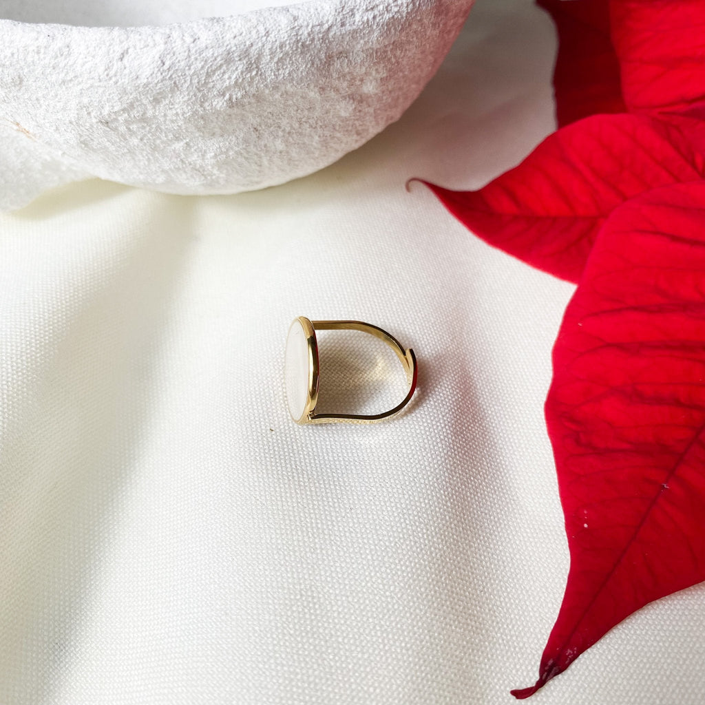 BAGUE FINE POUR FEMME AVEC PIÈCE RONDE NACREE EN ACIER INOXYDABLE DORÉ - MODÈLE AJUSTABLE.-Lany-bijoux