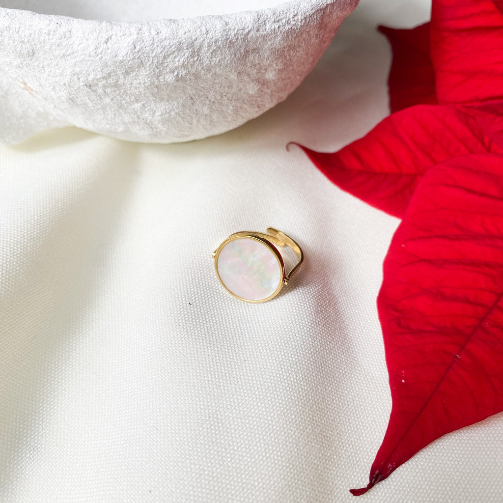 BAGUE FINE POUR FEMME AVEC PIÈCE RONDE NACREE EN ACIER INOXYDABLE DORÉ - MODÈLE AJUSTABLE.-Lany-bijoux