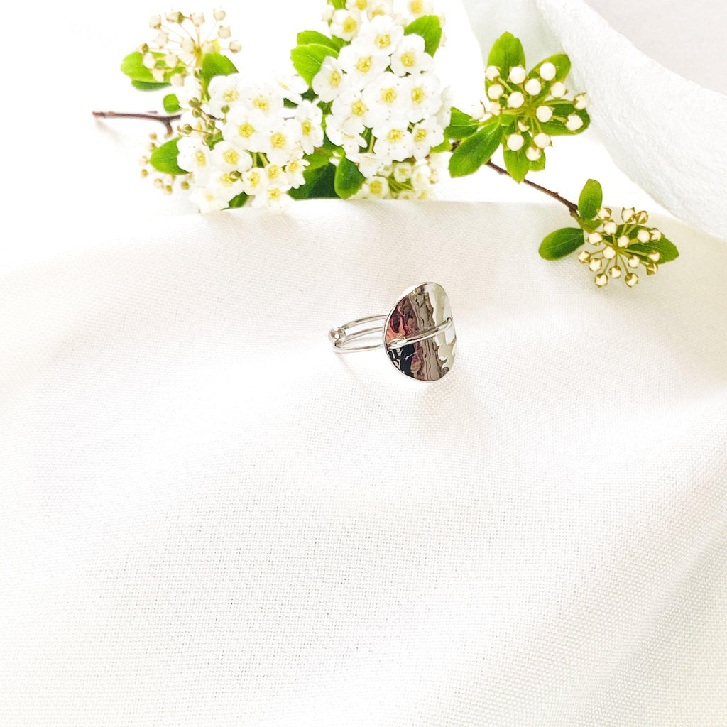 Bague pièce ronde martelée montée sur un petit anneau fin en acier inoxydable argenté-bague-Lany-bijoux