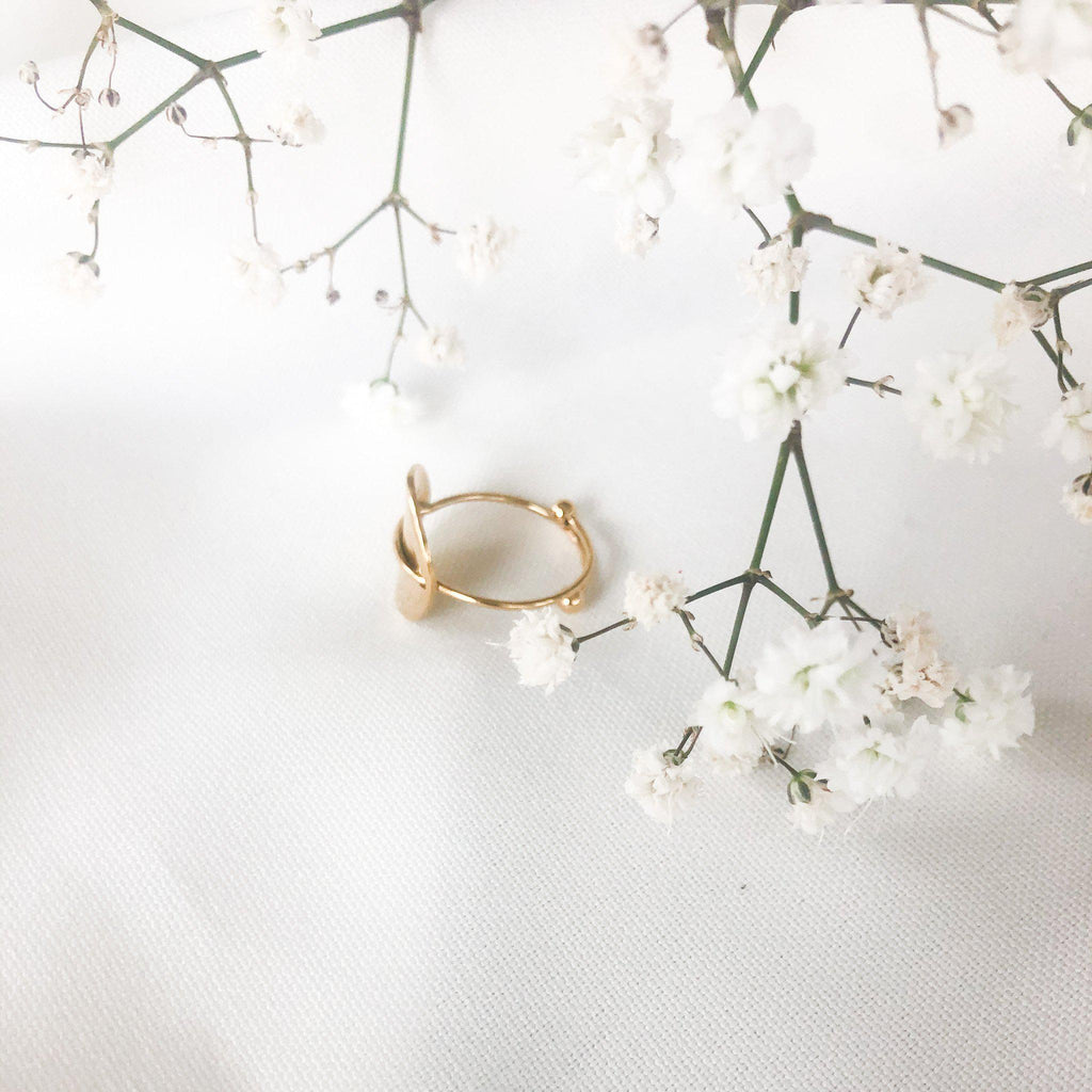 Bague pièce ronde martelée montée sur un petit anneau fin en acier inoxydable doré - modèle Juley-bague-Lany-bijoux