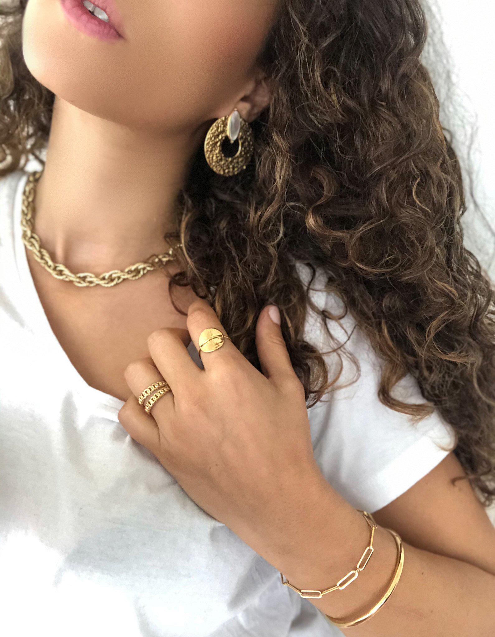 Bague pièce ronde martelée montée sur un petit anneau fin en acier inoxydable doré - modèle Juley-bague-Lany-bijoux