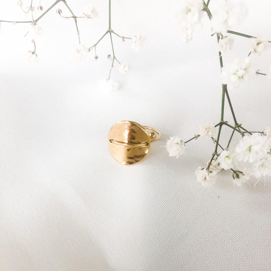 Bague pièce ronde martelée montée sur un petit anneau fin en acier inoxydable doré - modèle Juley-bague-Lany-bijoux