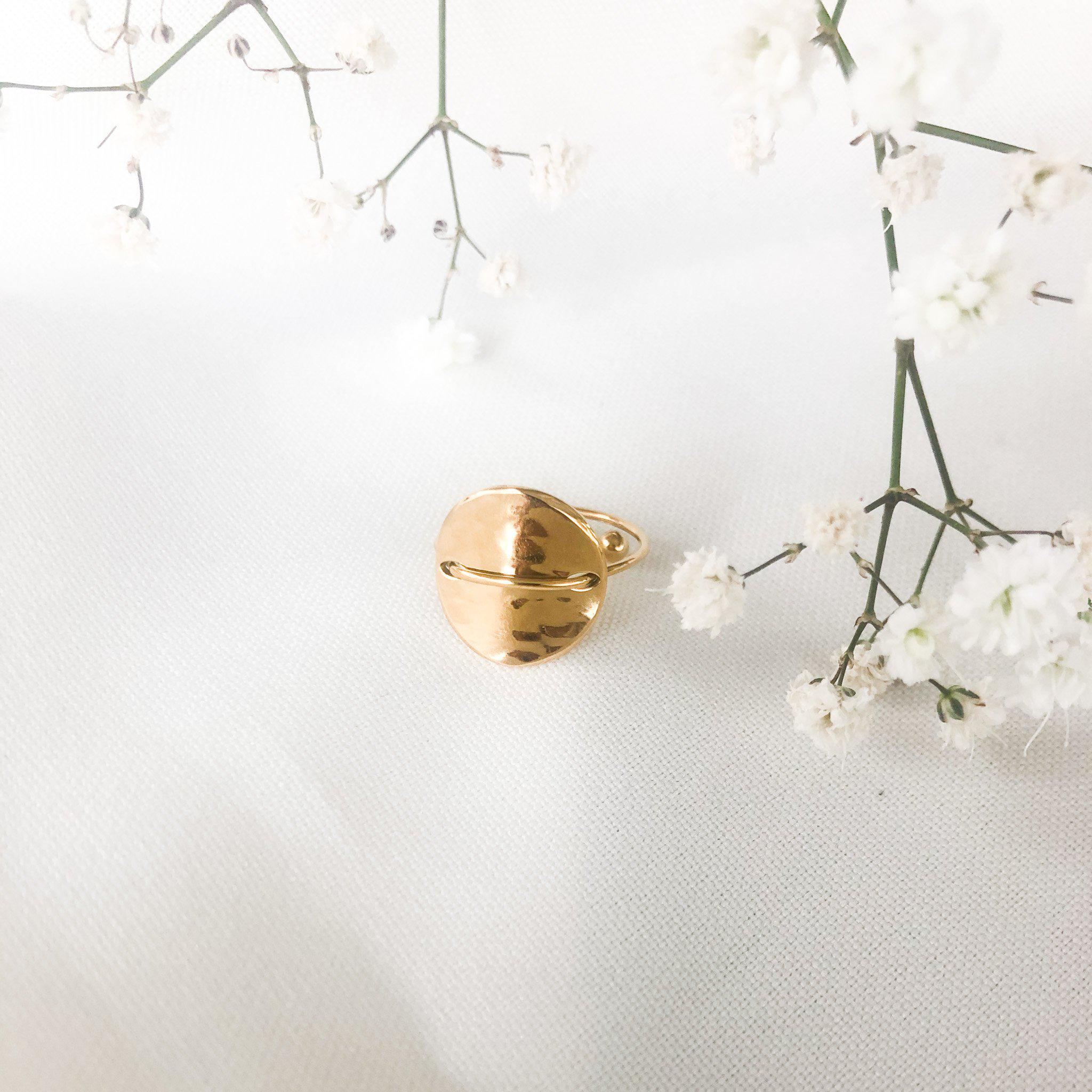 Bague pièce ronde martelée montée sur un petit anneau fin en acier inoxydable doré - modèle Juley-bague-Lany-bijoux