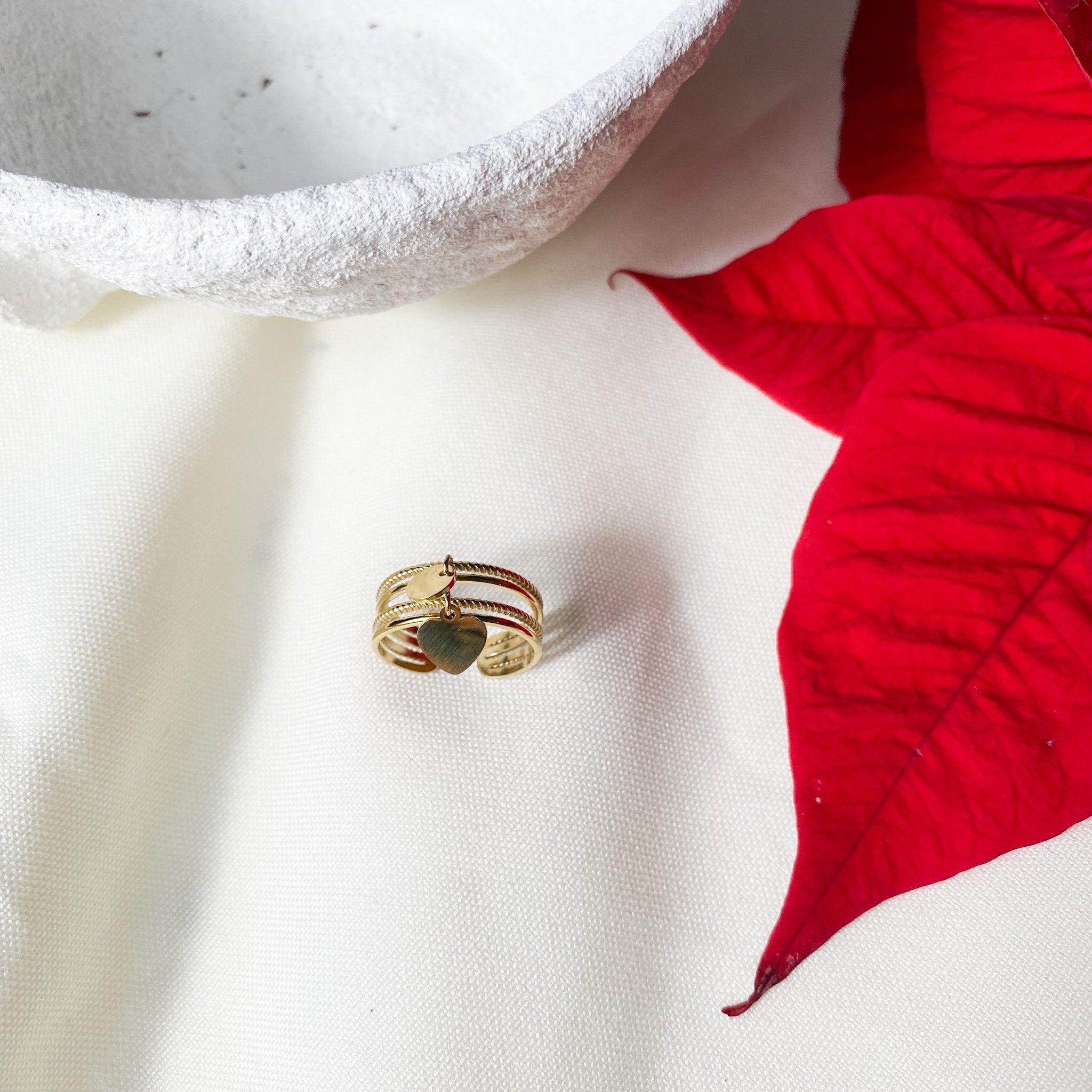 Bague quatre rangs avec pampille cœur et petite pastille en acier inoxydable doré - modèle ajustable.-Lany-bijoux