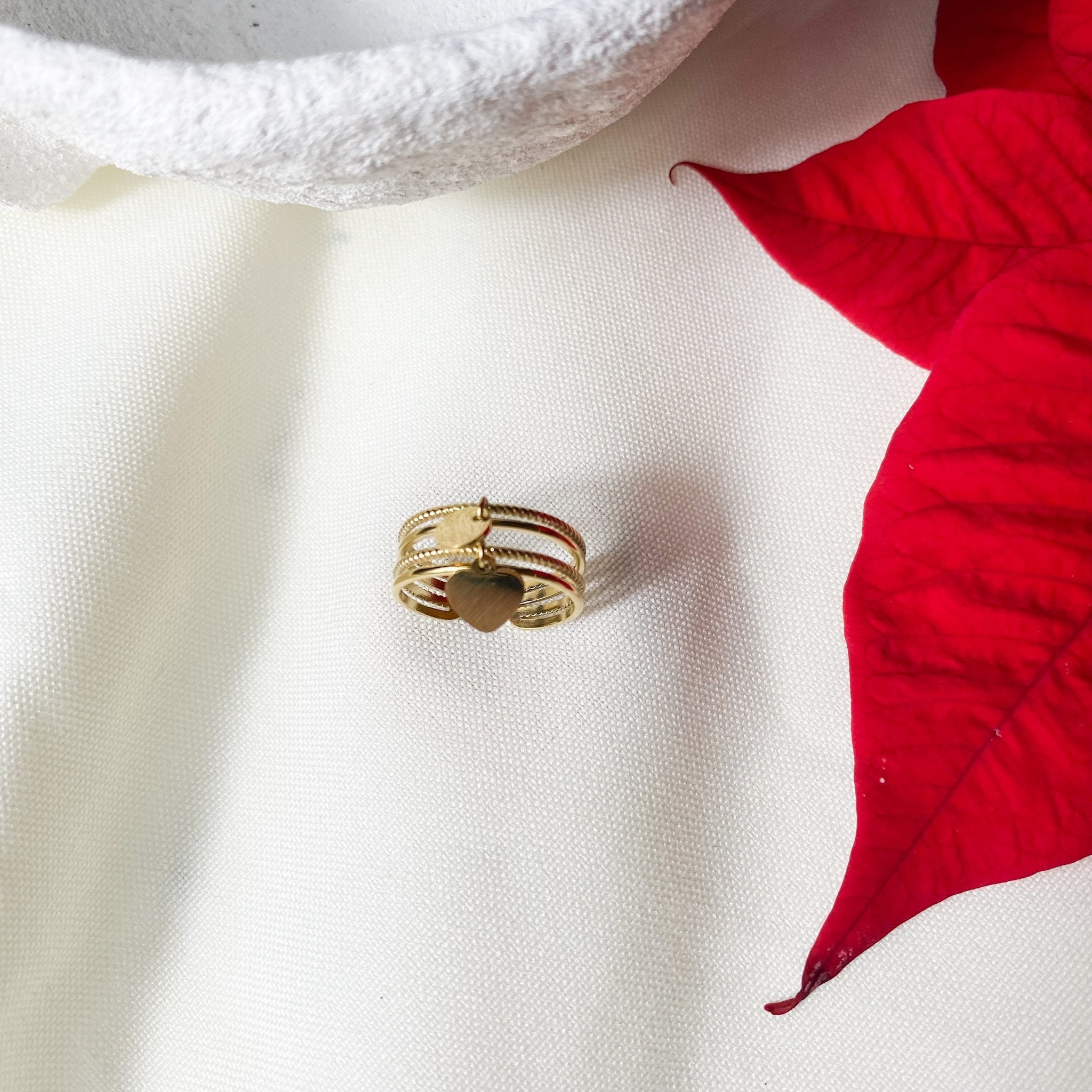 Bague quatre rangs avec pampille cœur et petite pastille en acier inoxydable doré - modèle ajustable.-Lany-bijoux