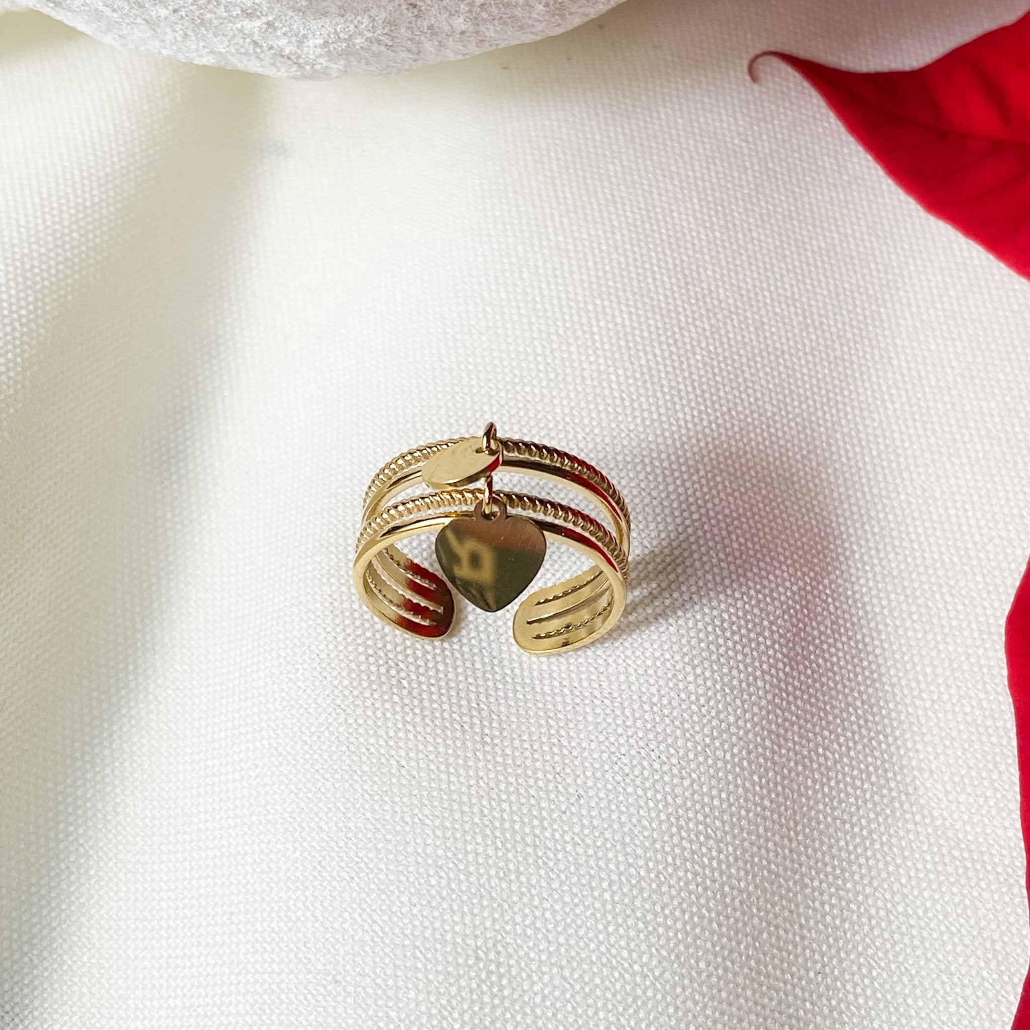Bague quatre rangs avec pampille cœur et petite pastille en acier inoxydable doré - modèle ajustable.-Lany-bijoux