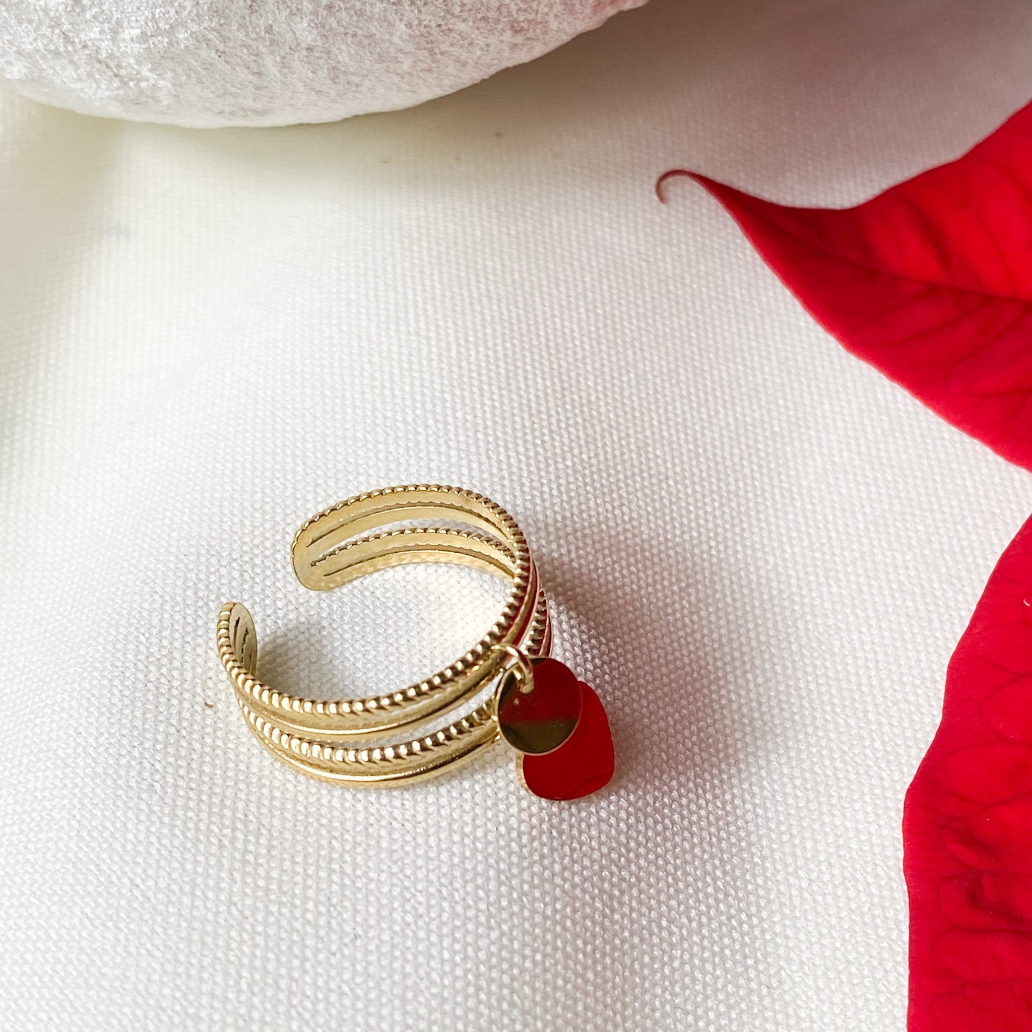 Bague quatre rangs avec pampille cœur et petite pastille en acier inoxydable doré - modèle ajustable.-Lany-bijoux