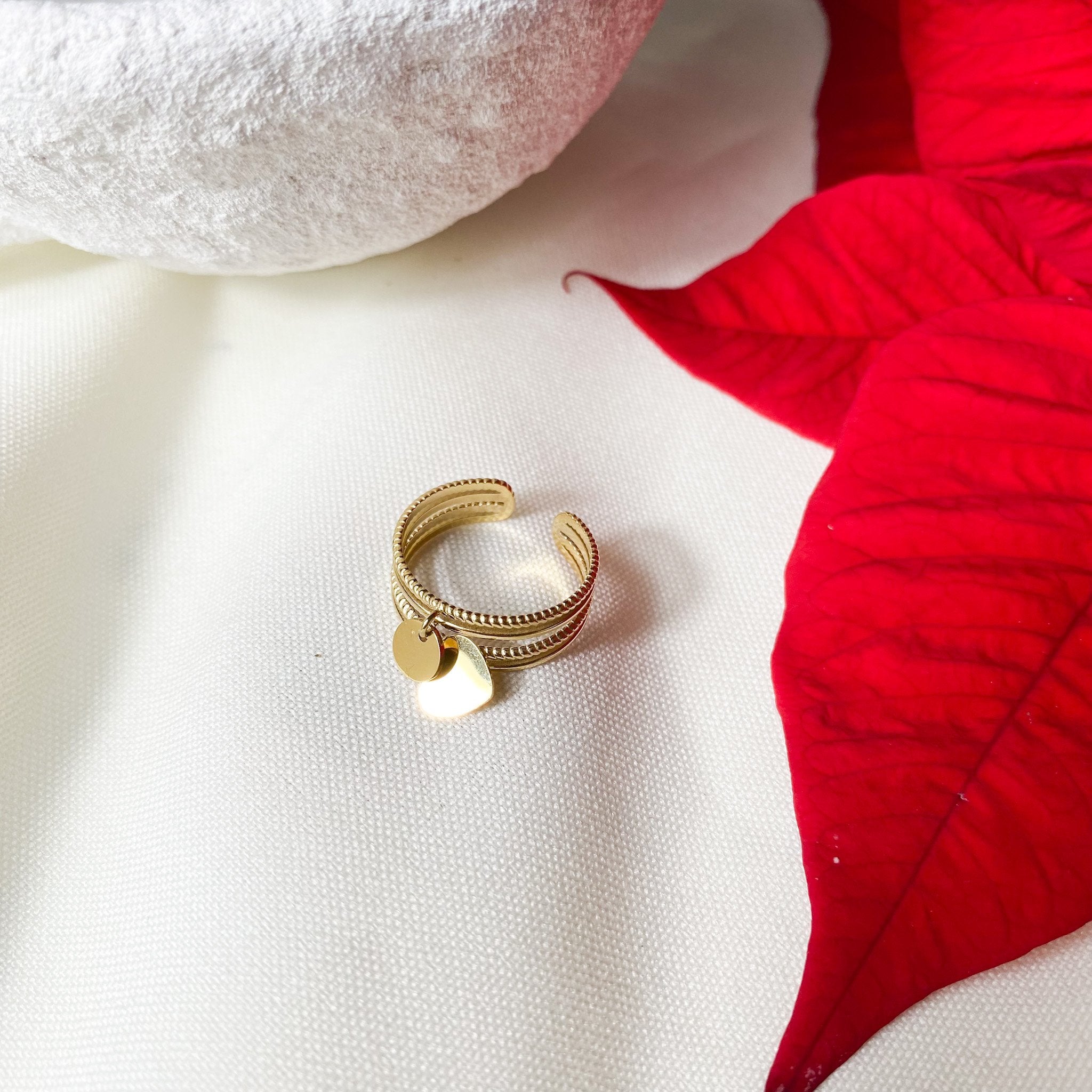 Bague quatre rangs avec pampille cœur et petite pastille en acier inoxydable doré - modèle ajustable.-Lany-bijoux