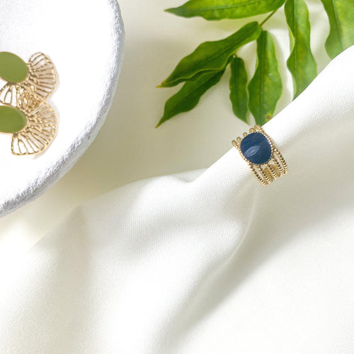 Bague cinq anneaux fins pour femme avec au centre une forme ovale émaillée bleue marine en acier inoxydable doré - modèle ajustable-bague-Lany-bijoux