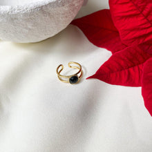 Charger l&#39;image dans la galerie, Bague deux anneaux fins avec une pierre noire carrée en acier inoxydable doré - modèle ajustable.-Lany-bijoux
