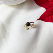 Charger l&#39;image dans la galerie, Bague deux anneaux fins avec une pierre noire carrée en acier inoxydable doré - modèle ajustable.-Lany-bijoux

