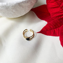 Charger l&#39;image dans la galerie, Bague deux anneaux fins avec une pierre noire carrée en acier inoxydable doré - modèle ajustable.-Lany-bijoux

