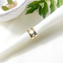 Charger l&#39;image dans la galerie, Bague épaisse pour femme avec cinq cercles émaillés blancs en acier inoxydable doré - modèle ajustable-Lany-bijoux
