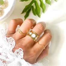 Charger l&#39;image dans la galerie, Bague épaisse pour femme avec cinq cercles émaillés blancs en acier inoxydable doré - modèle ajustable-Lany-bijoux
