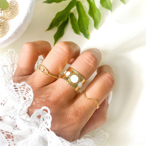 Bague épaisse pour femme avec cinq cercles émaillés blancs en acier inoxydable doré - modèle ajustable-Lany-bijoux