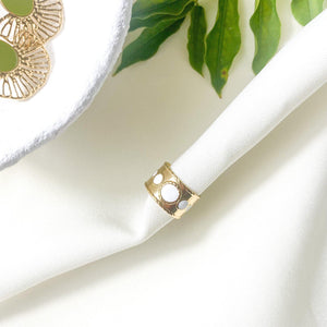 Bague épaisse pour femme avec cinq cercles émaillés blancs en acier inoxydable doré - modèle ajustable-Lany-bijoux