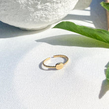 Charger l&#39;image dans la galerie, Bague fine composée de petites boules dorées et d&#39;une pastille lisse au centre - modèle ajustable en acier inoxydable doré-Lany-bijoux
