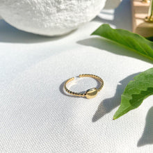 Charger l&#39;image dans la galerie, Bague fine composée de petites boules dorées et d&#39;une pastille lisse au centre - modèle ajustable en acier inoxydable doré-Lany-bijoux
