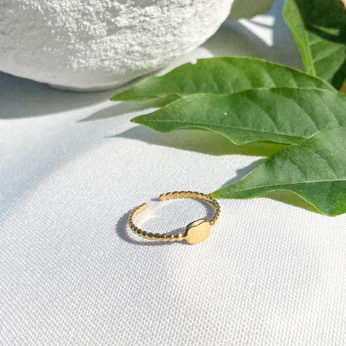 Bague fine composée de petites boules dorées et d'une pastille lisse au centre - modèle ajustable en acier inoxydable doré-Lany-bijoux