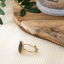 Charger l&#39;image dans la galerie, Bague forme carré avec pierre noire en acier inoxydable doré - modèle ajustable-bague-Lany-bijoux
