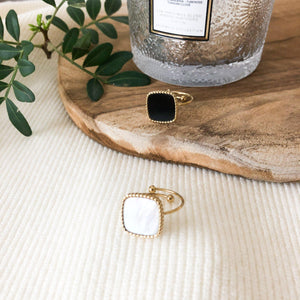 Bague forme carré avec pierre noire en acier inoxydable doré - modèle ajustable-bague-Lany-bijoux