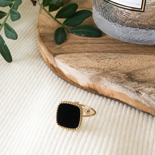 Bague forme carré avec pierre noire en acier inoxydable doré - modèle ajustable-bague-Lany-bijoux