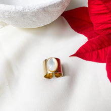 Charger l&#39;image dans la galerie, Bague large anneau avec une pierre blanche ovale - modèle ajustable-Lany-bijoux
