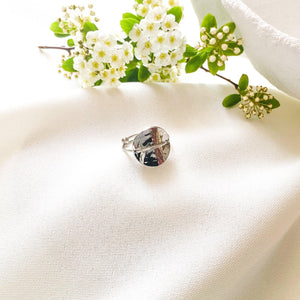 Bague pièce ronde martelée montée sur un petit anneau fin en acier inoxydable argenté-bague-Lany-bijoux