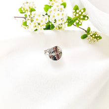 Charger l&#39;image dans la galerie, Bague pièce ronde martelée montée sur un petit anneau fin en acier inoxydable argenté-bague-Lany-bijoux
