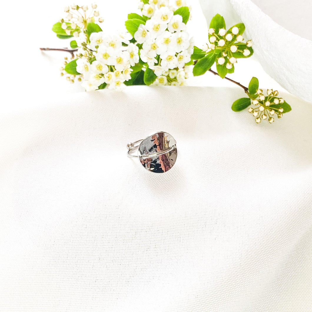 Bague pièce ronde martelée montée sur un petit anneau fin en acier inoxydable argenté-bague-Lany-bijoux