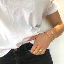 Charger l&#39;image dans la galerie, Bague pièce ronde martelée montée sur un petit anneau fin en acier inoxydable doré - modèle Juley-bague-Lany-bijoux

