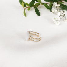Charger l&#39;image dans la galerie, Bague pierre ovale blanche nacrée en acier inoxydable doré - modèle Elise-Lany-bijoux
