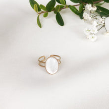 Charger l&#39;image dans la galerie, Bague pierre ovale blanche nacrée en acier inoxydable doré - modèle Elise-Lany-bijoux
