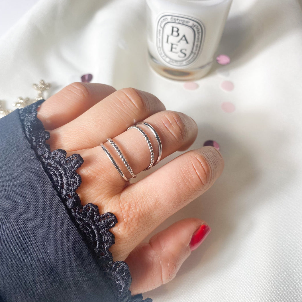 Bague quatre anneaux fins en acier inoxydable argenté - modèle ajustable.-Lany-bijoux